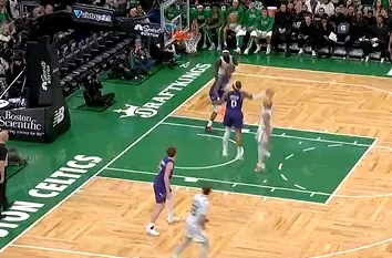 世界杯客户端升级下载-怀特下半场开局连砍8分打停对手，目前个人14投9中砍下25分