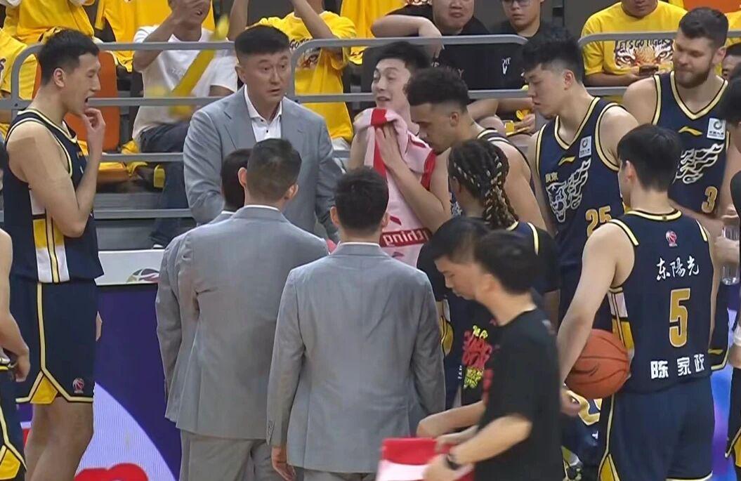 世界杯客户端升级下载-广东男篮击败北京，杜锋赛后阴阳对手，球员评分：张皓嘉9.8分！